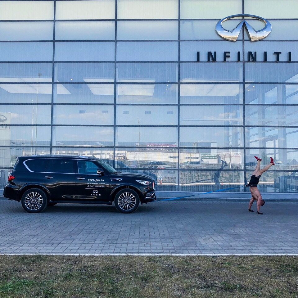 Автомобиль в стойке на руках